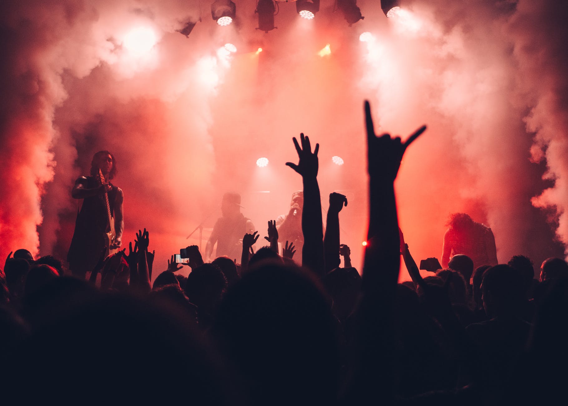 Concert met mensen in club
